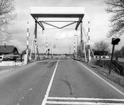 847581 Gezicht op de Slikkendambrug in de Uitweg over de Kollensloot, met op de achtergrond de afslag naar de T28 (de ...